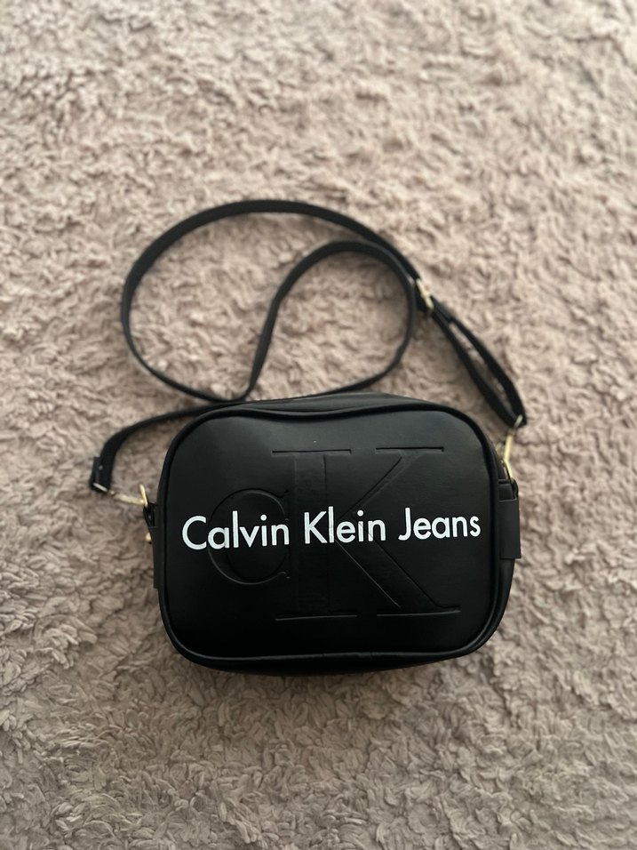 Calvin Klein Siyah Deri Kadın Çapraz Çanta - Görsel 3