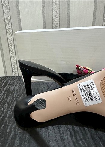 Nine West Nine West Pembe Çiçekli Fiyonk Detaylı Topuklu Terlik
