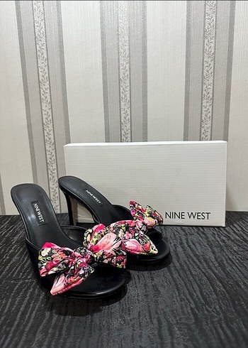 Nine West Pembe Çiçekli Fiyonk Detaylı Topuklu Terlik