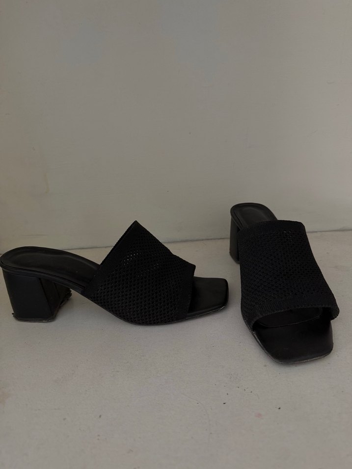 Siyah topuklu terlık - Görsel 3