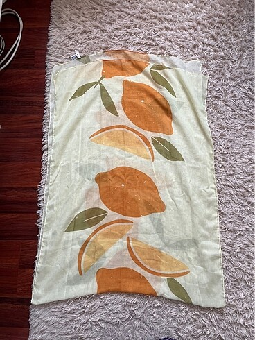 Kadın meyve desenli şal - Görsel 2