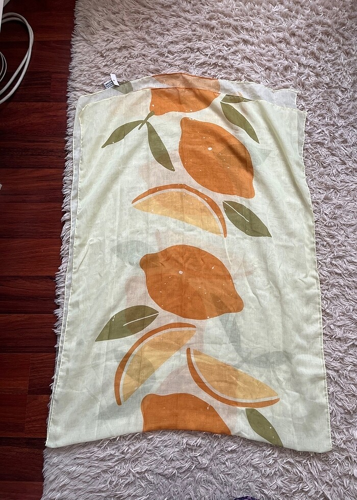 Kadın meyve desenli şal - Görsel 2