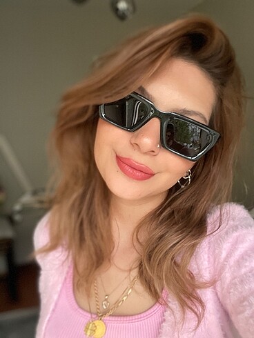 Yeni trend siyah renk güneş gözlüğü