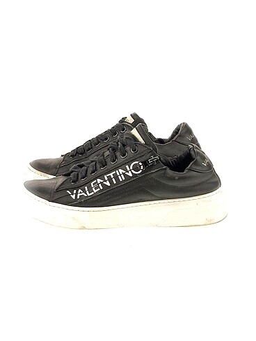 Valentino Spor Ayakkabı %70 İndirimli.