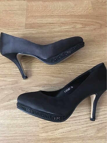 Siyah topuklu ayakkabı?