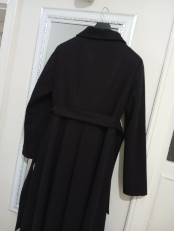 Uzun Siyah Düğmeli Kadın Kaban - Görsel 2