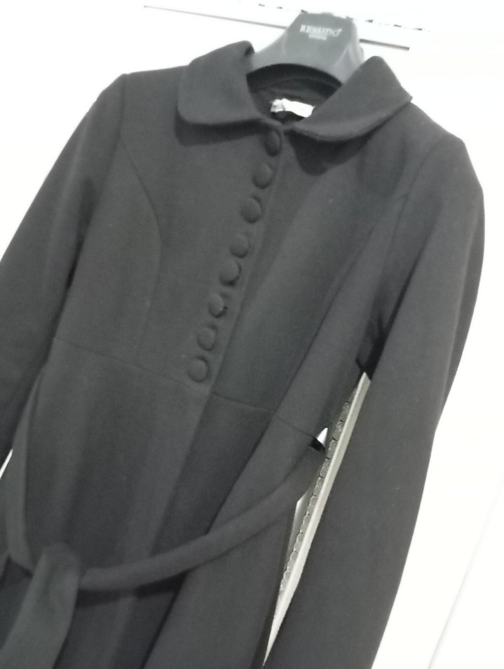 Uzun Siyah Düğmeli Kadın Kaban - Görsel 3