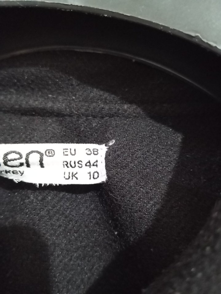 Uzun Siyah Düğmeli Kadın Kaban - Görsel 4