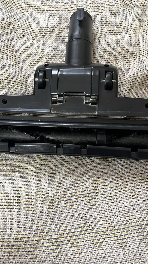 Siyah ve gri elektrikli süpürge aparatı - Görsel 2