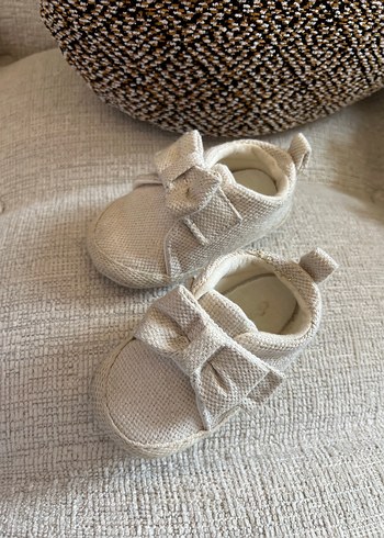 Kız Bebek Beyaz Triko Fiyonk Detaylı İlk Adım Ayakkabısı - Görsel 3