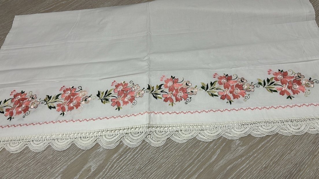 Nakışlı Beyaz Pastel Masa Örtüsü - Görsel 2