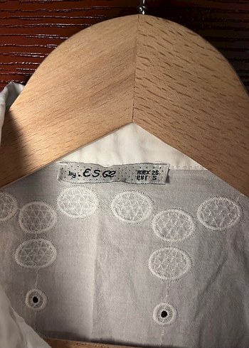 Düğmeli İşlemeli Beyaz Kadın Gömlek - Görsel 3