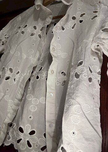 Düğmeli İşlemeli Beyaz Kadın Gömlek - Görsel 2
