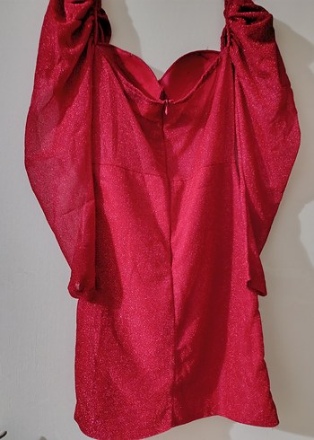 Kırmızı Elbise - Görsel 3