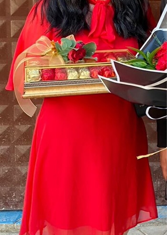 Kırmızı elbise - Görsel 2