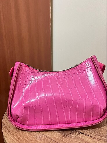 Pembe çanta