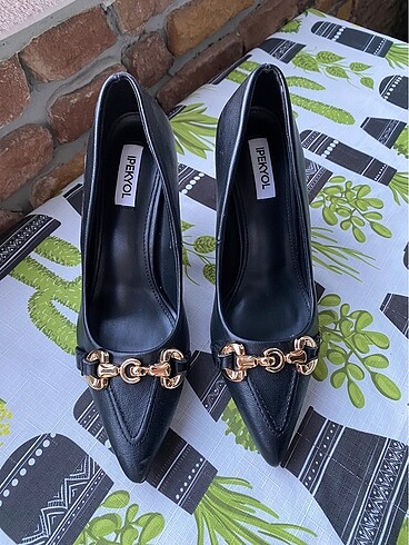 İpekyol gerçek deri aksesuarlı stiletto