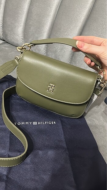 Tommy hilfiger askılı çanta