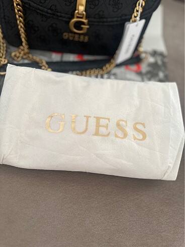 Guess Guess zincir askılı çanta