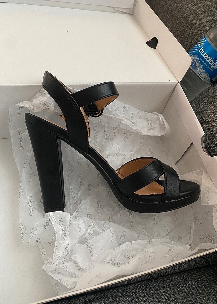 siyah topuklu ayakkabı - Görsel 3