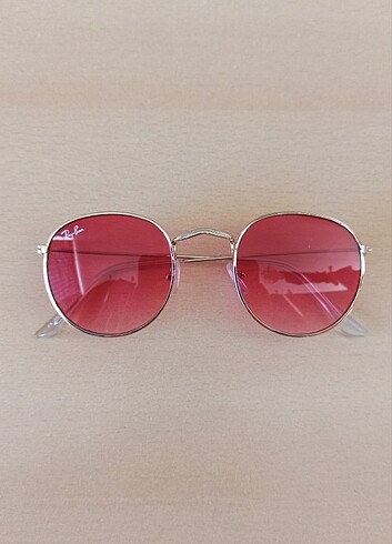 Ray Ban kırmızı güneş gözlüğü 