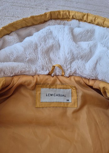 Sarı Kapüşonlu Kadın Şişme Yelek - Görsel 3