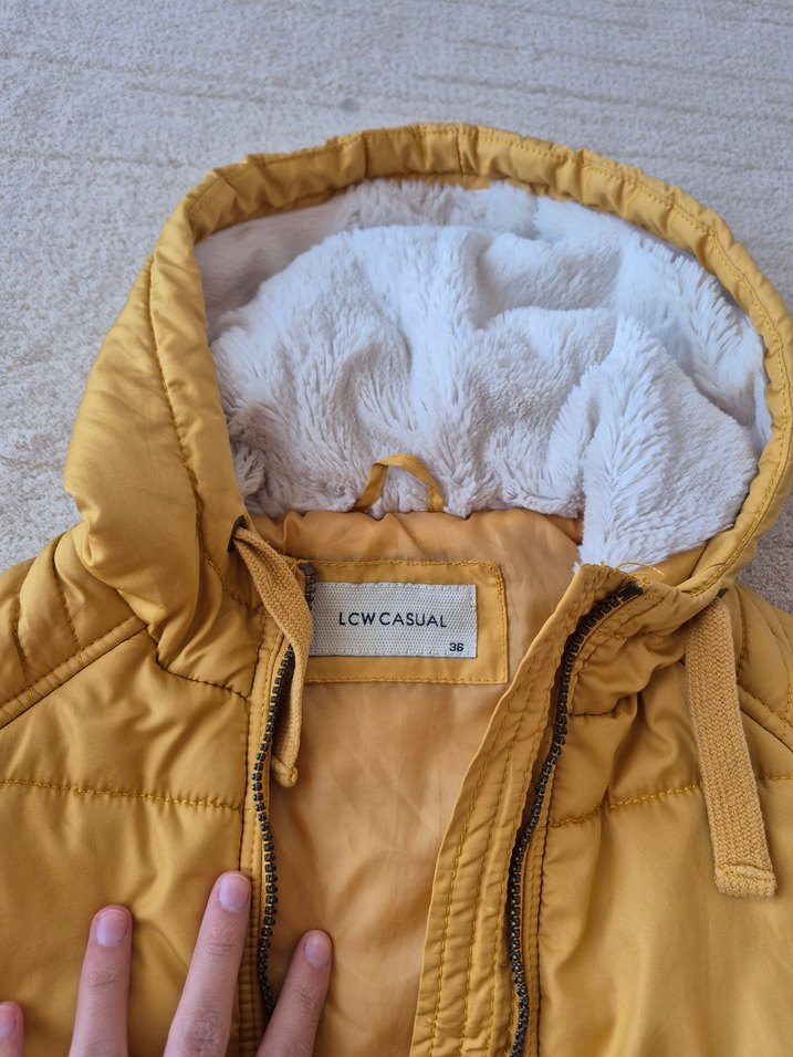 Sarı Kapüşonlu Kadın Şişme Yelek - Görsel 2