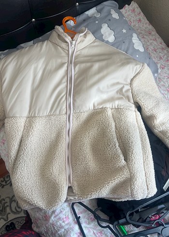 Beyaz Peluş Detaylı Kadın Mont