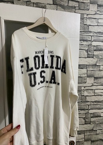 l Beden BERSHKA Beyaz Baskılı Oversize Kadın Sweatshirt