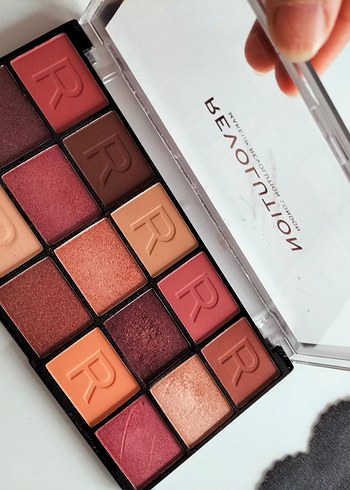 Revolution pastel tonlarinda parlak ve mat Göz Farı Paleti - Görsel 3