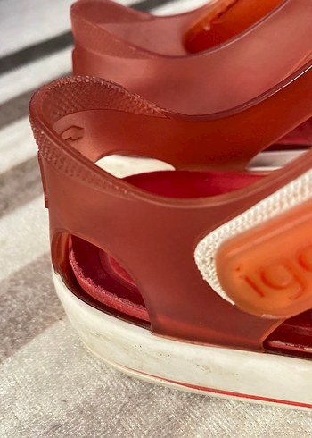 Kızlar İçin Parlak Kırmızı Sandalet - Görsel 4