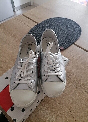39 Beden beyaz Renk Orjinal lacoste
