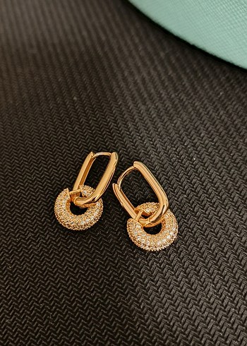 Kısa Parlak Altın Kemerli Yılan Desenli Küpe - Görsel 4