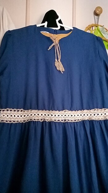 Yazlık saks mavisi canlı renkli elbise 