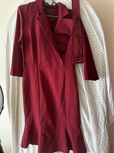 Trendyol & Milla Bordo kemerli volanlı elbise TRENDYOLMİLLA