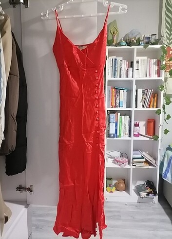 saten yırtmaçlı kırmızı elbise 