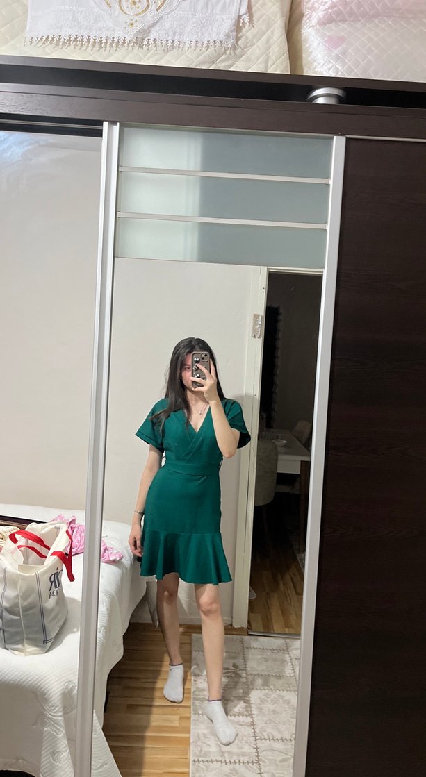 Kemerli V Yaka Mini Yeşil Elbise - Görsel 3