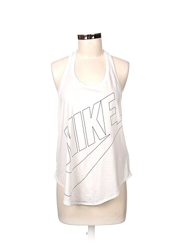 Nike T-shirt %70 İndirimli.