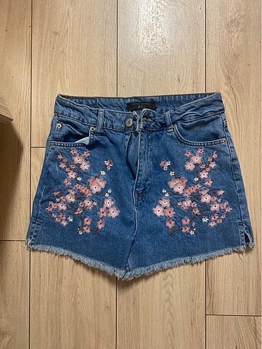 Bershka çiçekli şort