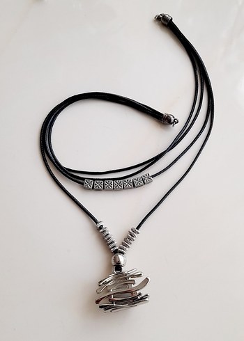  Beden Siyah Uzun Metal Detaylı Kadın Kolye