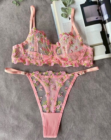 Pembe Çiçekli İç Çamaşır Takımı