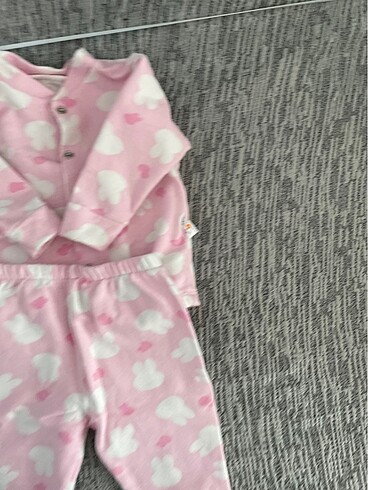 3 Ay Beden Önden çıtçıtlı bebek pijama takımı