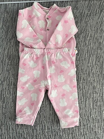 Önden çıtçıtlı bebek pijama takımı