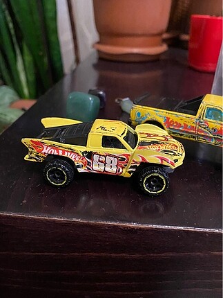 2 adet hotwheels araba