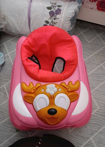Pembe ve renkli bebek yürüteci