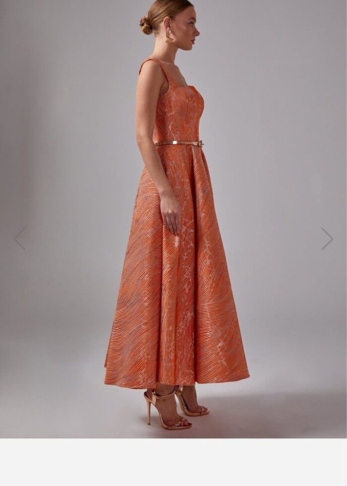 Turuncu kabartma kumaşlı midi maxi abiye - Görsel 3