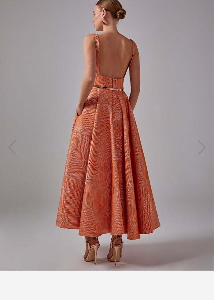 Turuncu kabartma kumaşlı midi maxi abiye - Görsel 4