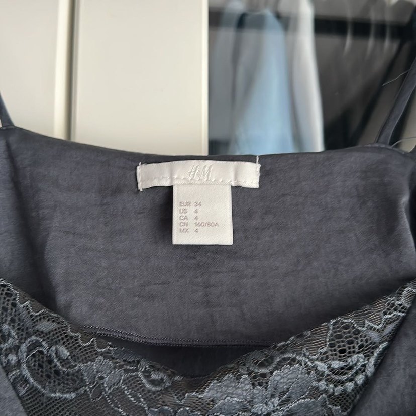 Siyah Dökümlü V Yaka Kadın bluz dantel detaylı - Görsel 3