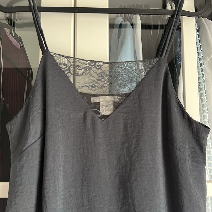 Siyah Dökümlü V Yaka Kadın bluz dantel detaylı - Görsel 2