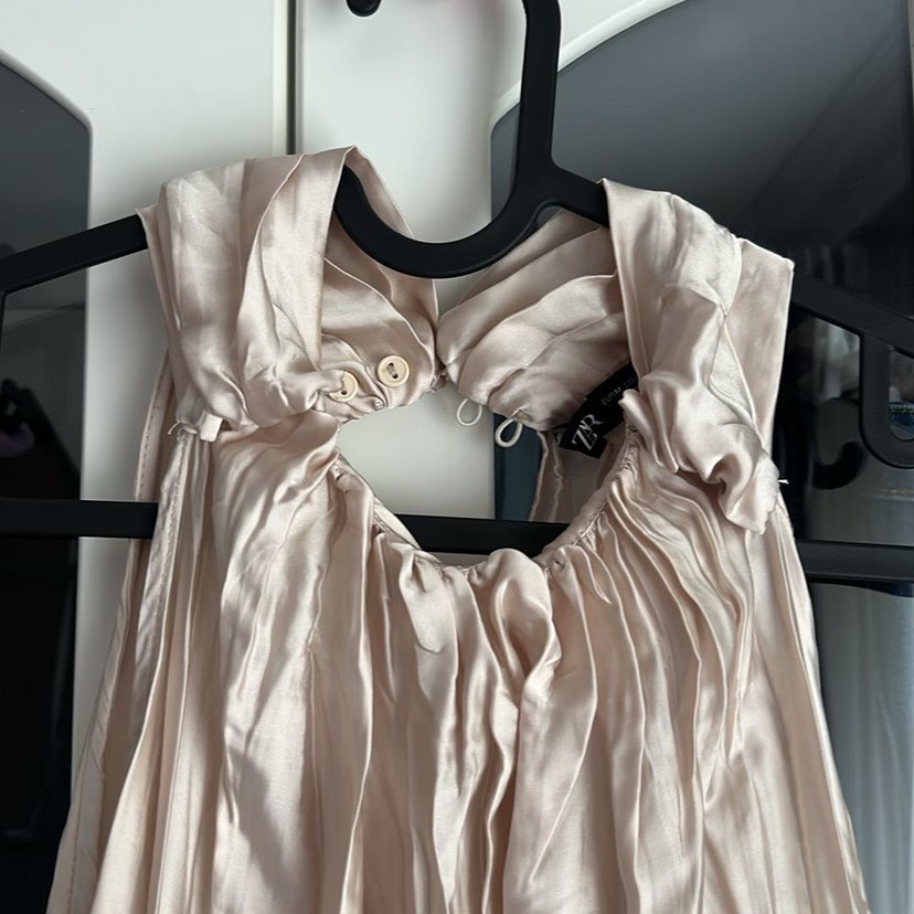 Bej saten Salaş Dökümlü Kolsuz Bluz - Görsel 5